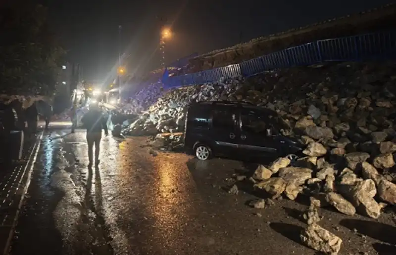 Payas’ta İstinat Duvarı Çöktü: 7 Araç Toprak Altında Kaldı