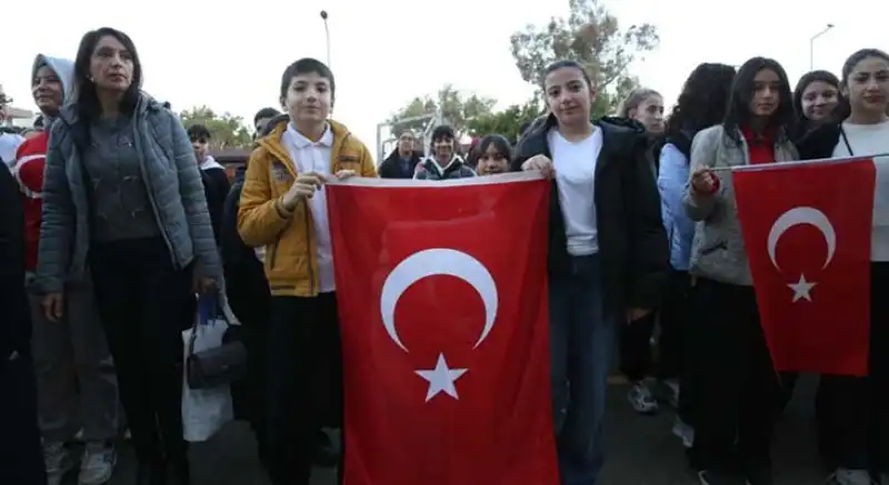 Öğrenciler Sınıflara Türk Bayraklarıyla Koştu