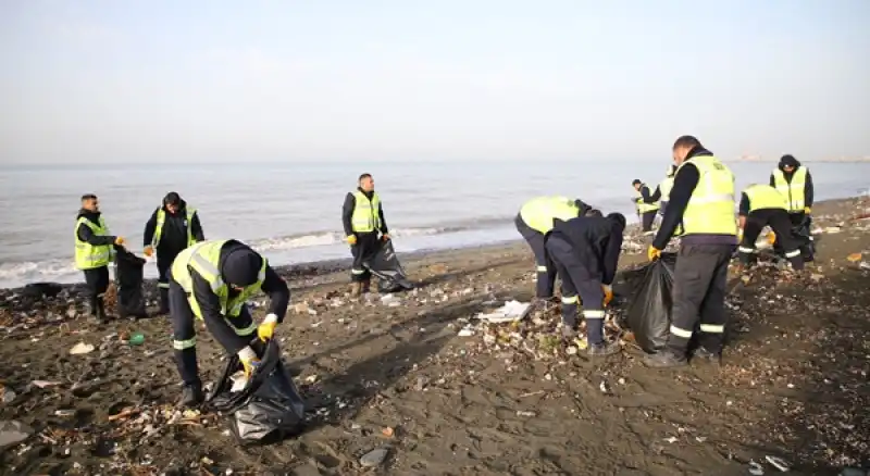 Yağmur Sonrası Dörtyol Sahilinde Biriken Atıklar Temizlendi