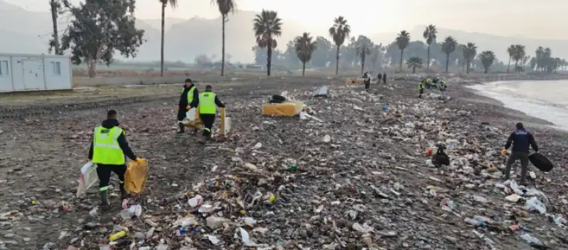 Yağmur Sonrası Dörtyol Sahilinde Biriken Atıklar Temizlendi