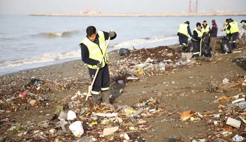 Yağmur Sonrası Dörtyol Sahilinde Biriken Atıklar Temizlendi