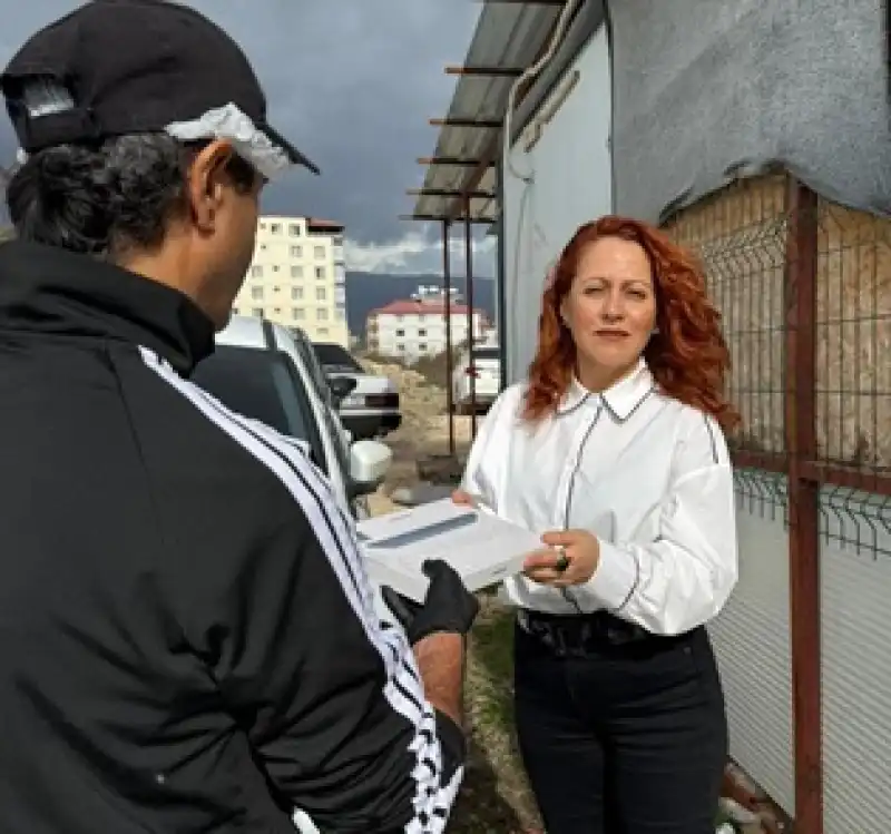 Yazar Derya Arslan’dan Depremzede Kız Çocuklarına Eğitim Desteği