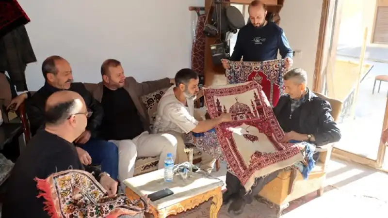 Eski Seccadeler Yeniden Gündemde: Nostalji Evlerin Baş Köşesine Taşınıyor