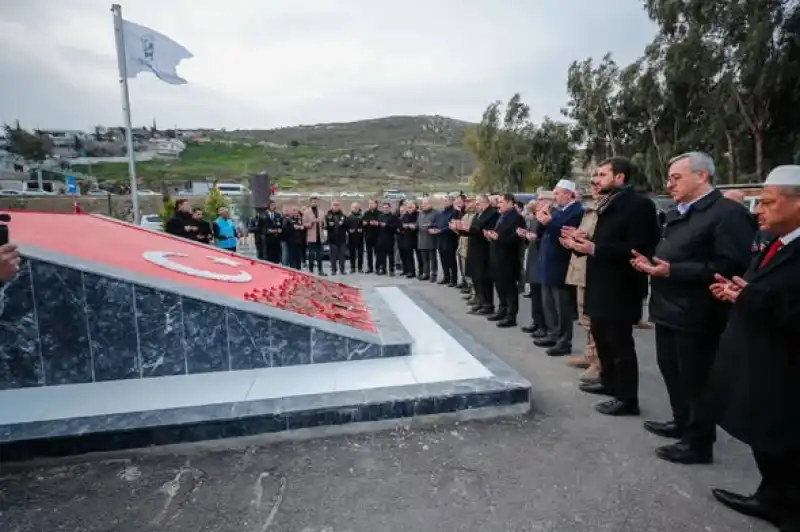 Deprem Şehitleri Kabirleri Başında Dualarla Anıldı