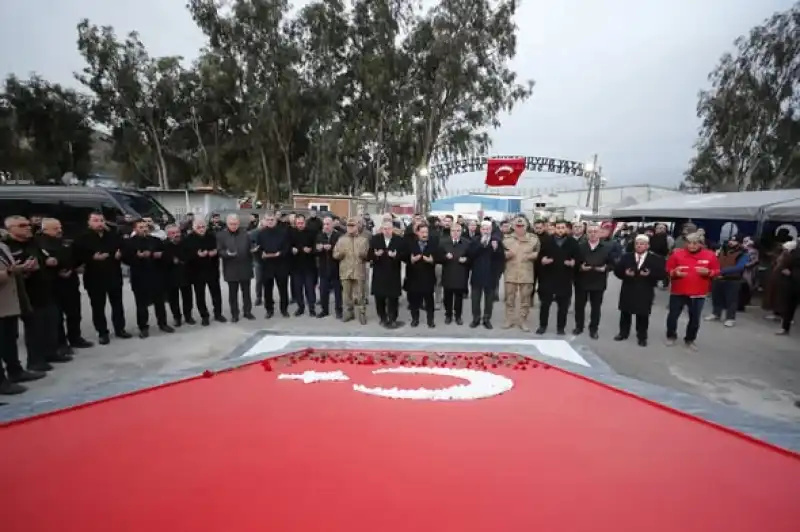 Deprem Şehitleri Kabirleri Başında Dualarla Anıldı