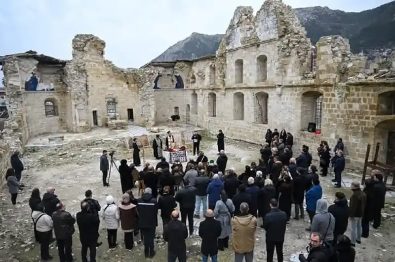 Yıkılan Kilisede Ayin