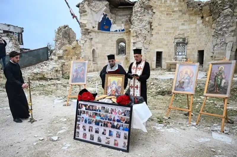 Yıkılan Kilisede Ayin