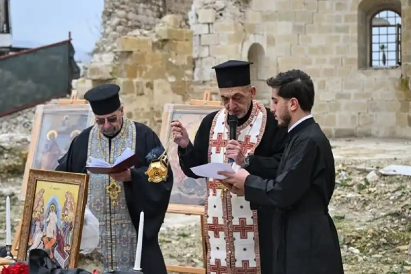 Yıkılan Kilisede Ayin