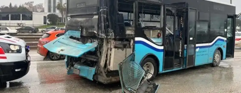 Antakya Çevre Yolunda Feci Kaza: Tır Otobüse Çarptı, 4 Yaralı