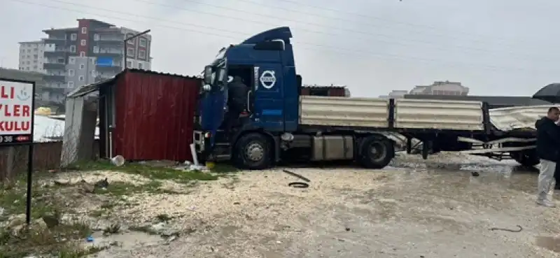 Antakya Çevre Yolunda Feci Kaza: Tır Otobüse Çarptı, 4 Yaralı