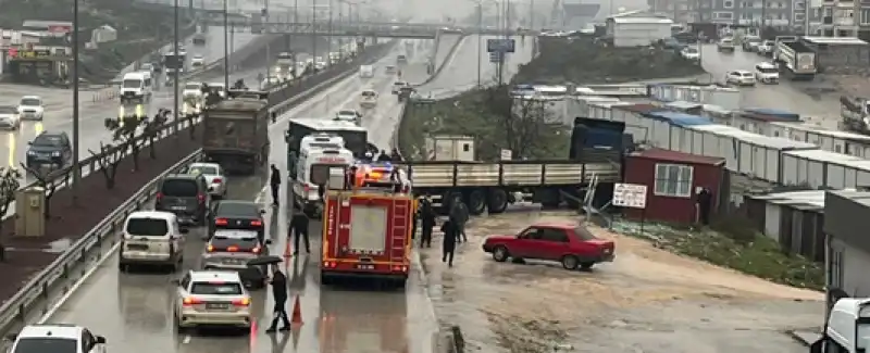 Antakya Çevre Yolunda Feci Kaza: Tır Otobüse Çarptı, 4 Yaralı