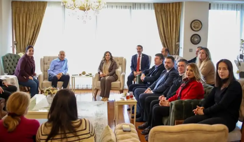 CHP’li Vekillerden Özgürlüğüne Kavuşan Zeydan Karalar’a Evinde Ziyaret