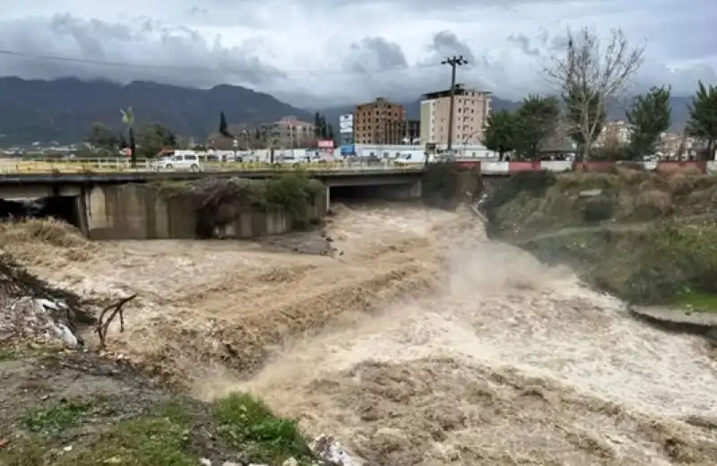 Dörtyol’da Sağanak Alarmı: Köprü Kapatıldı, Heyelan Yolu Ulaşıma Tehdit Etti