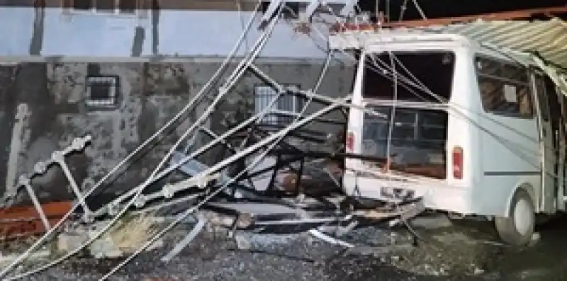 Fırtına Çatı Uçurdu, Elektrik Direği Devrildi!