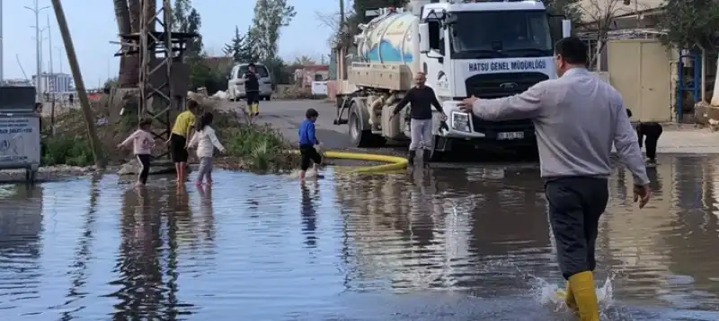 Her Yağışta Biriken Su, Ancak Arazözle Çekiliyor!