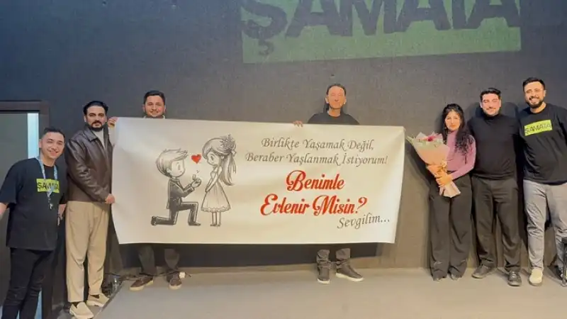 “Tiyatro Şamata”da Sürpriz Evlilik Teklifi: Kahkaha Dolu Gecede Duygusal Anlar