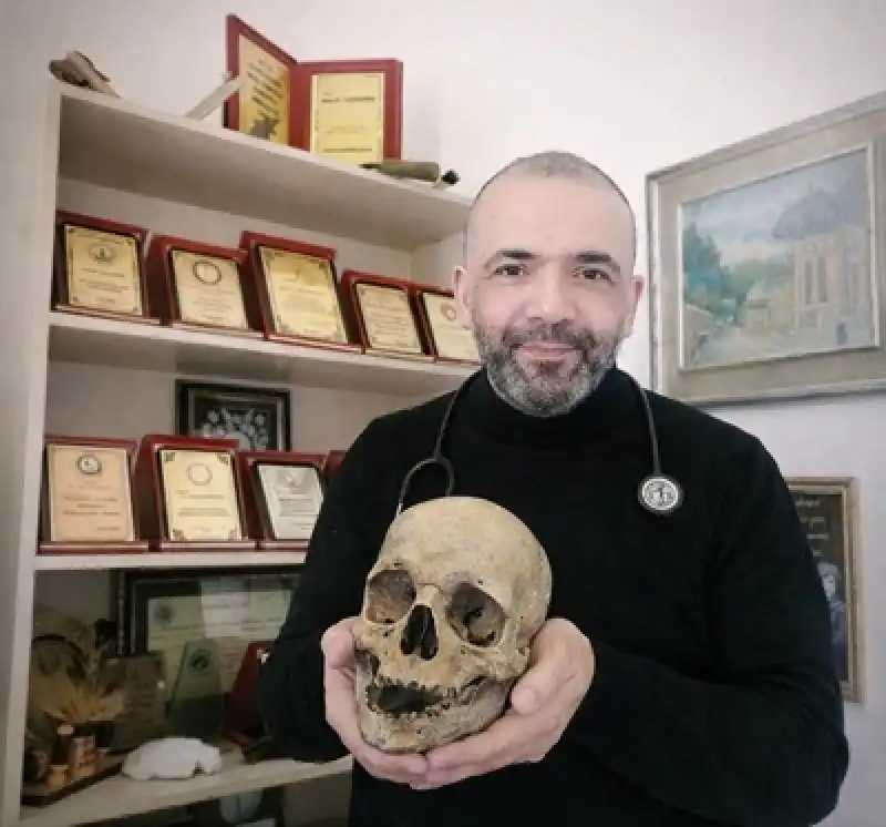 Dr. Serdal’dan Anlamlı Bağış: Geleceğin Hekimlerine Bilimsel Miras