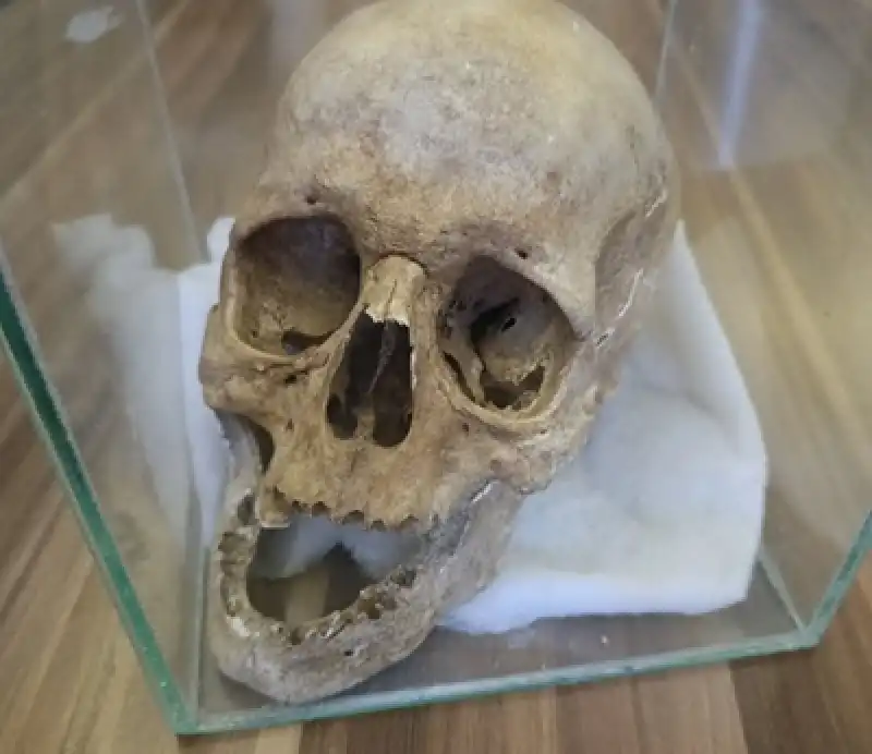 Dr. Serdal’dan Anlamlı Bağış: Geleceğin Hekimlerine Bilimsel Miras