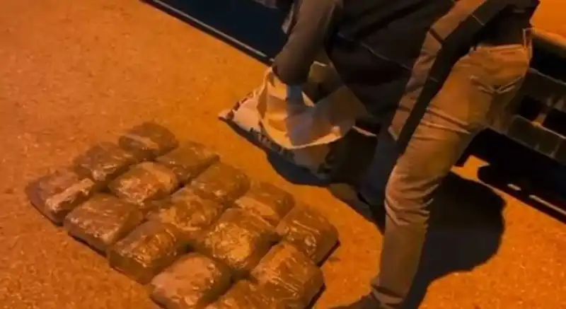 Kamyonette Zulalanan 11 Kilo 200 Gram Skunk Ele Geçirildi