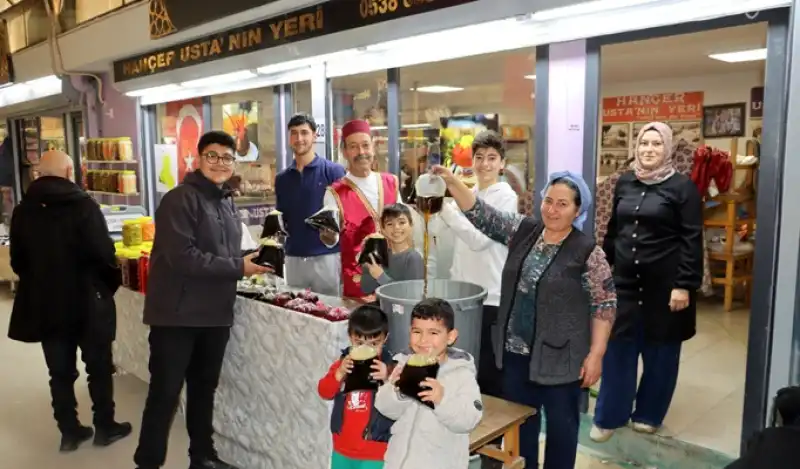 Üç Kuşak Aynı Tezgâhta: Ramazan’da Meyan Şerbetine Yoğun İlgi