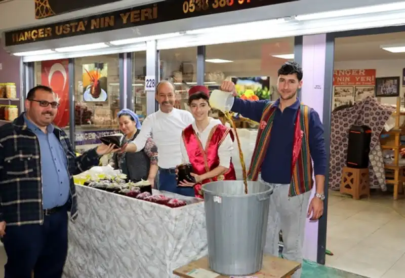 Üç Kuşak Aynı Tezgâhta: Ramazan’da Meyan Şerbetine Yoğun İlgi