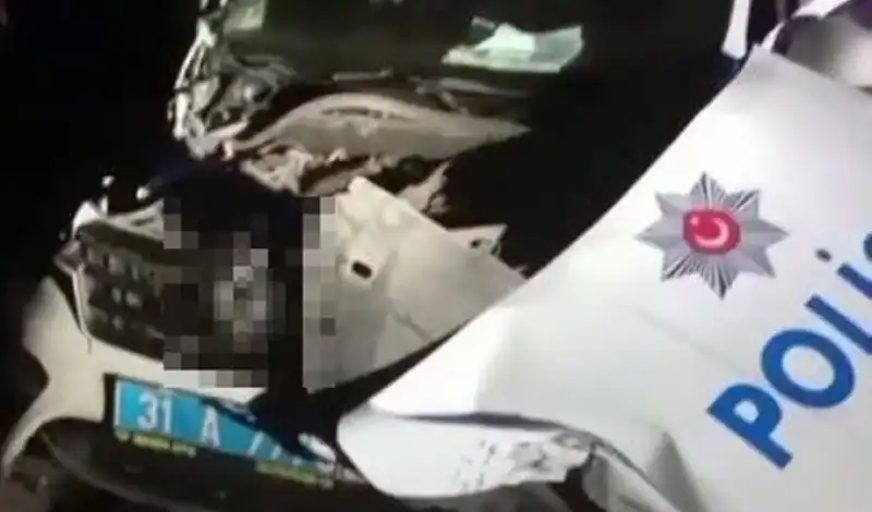 Alkollü Sürücü Önce Aydınlatma Direğine, Sonra Polis Ekibine Çarptı!