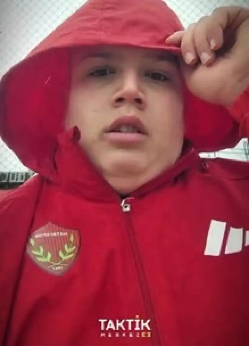 Bandırma’da Tek Başına, Tribünde Yüreğiyle: Hataysporlu Gençten “Atsu Vefası” Çıkışı