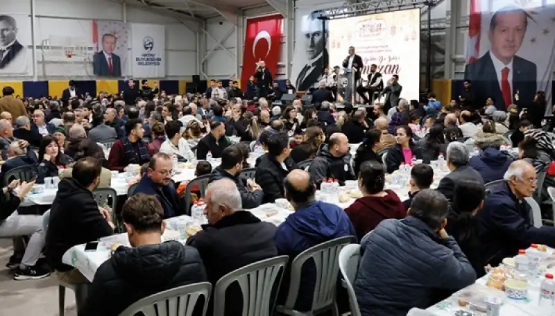 Başkan Öntürk Defne’de Iftarda Vatandaşlarla Bir Araya Geldi