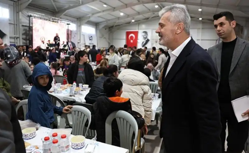 Başkan Öntürk Defne’de Iftarda Vatandaşlarla Bir Araya Geldi