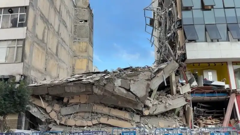 Çöken Bina Çevrede Korku Yarattı!