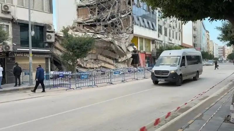 Çöken Bina Çevrede Korku Yarattı!