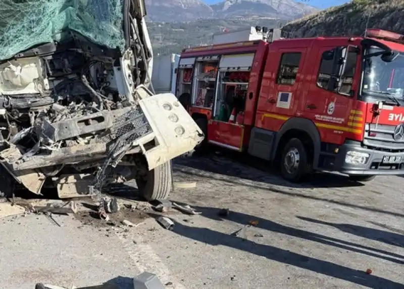 2 Kamyon Çarpıştı; 1 Kişi Hayatını Kaybetti!