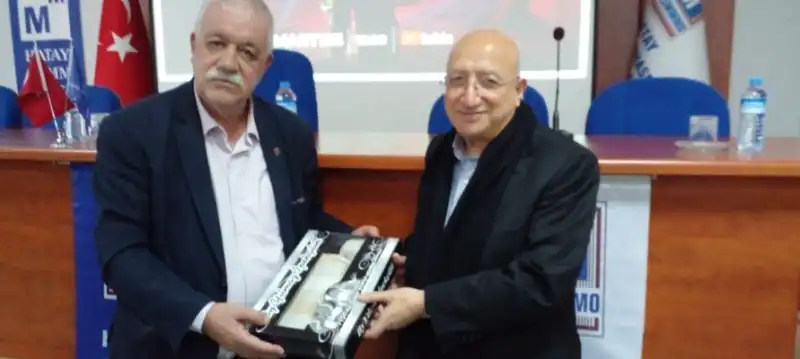 Kalaycıoğlu’ndan TGC Başkanı Vahap Munyar’a Hatay İpeği Hediyesi