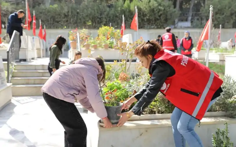 Hatay’da Şehitliklerde Bakım Ve Temizlik Çalışması