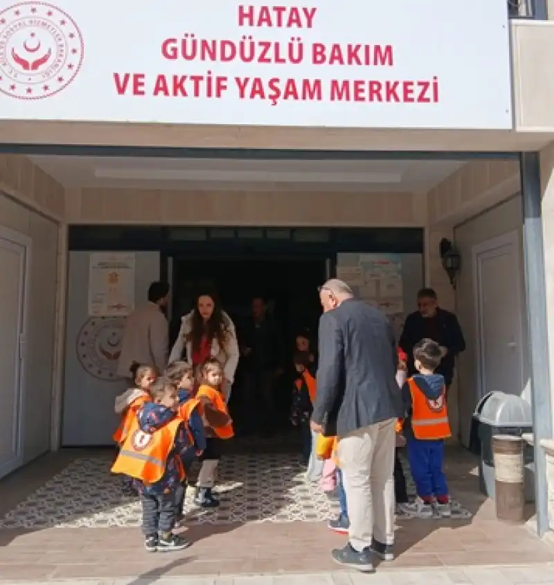 Minik Öğrencilerden Büyüklerine Bayram Öncesi Vefa