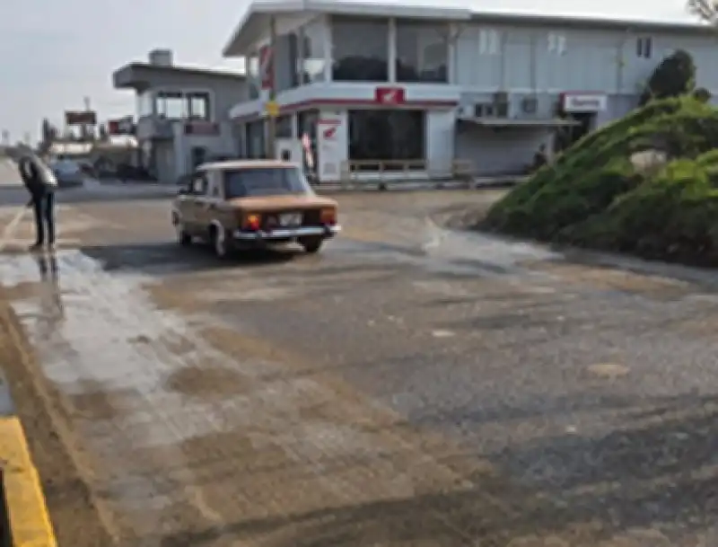 Tozdan Boğulan Bölge Sakinleri, Caddeyi Kendileri Suluyor!