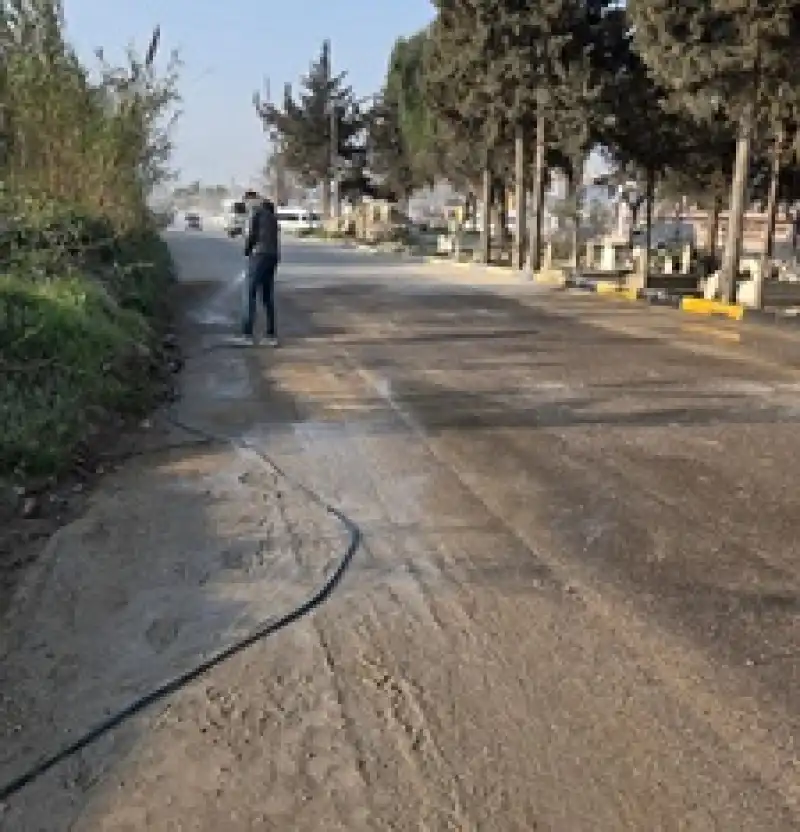 Tozdan Boğulan Bölge Sakinleri, Caddeyi Kendileri Suluyor!