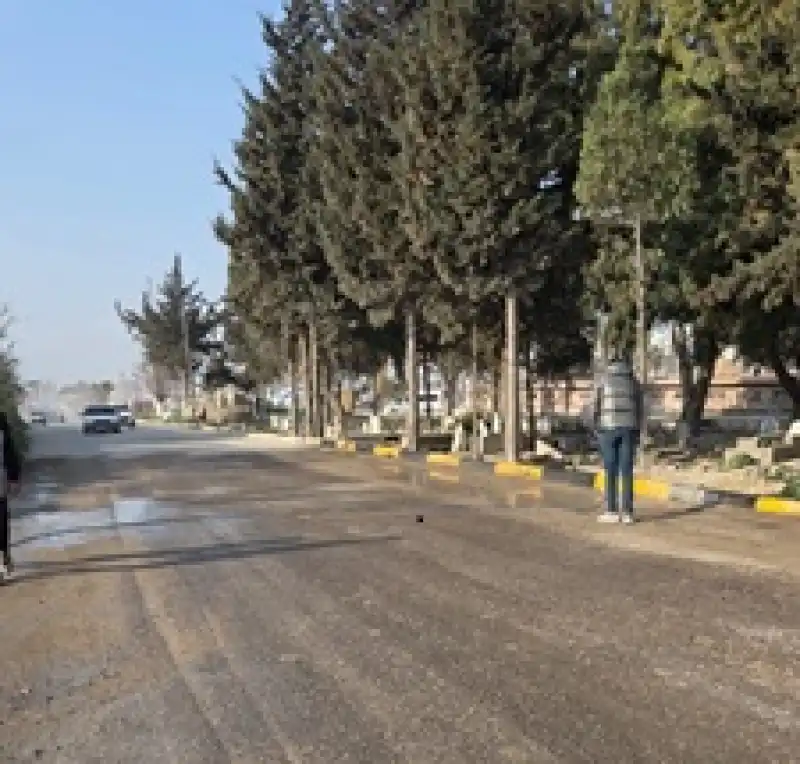 Tozdan Boğulan Bölge Sakinleri, Caddeyi Kendileri Suluyor!