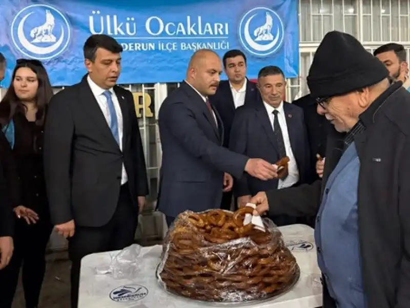 İskenderun’da ülkü Ocakları’ndan Iftar Programı Ve Tatlı Ikramı