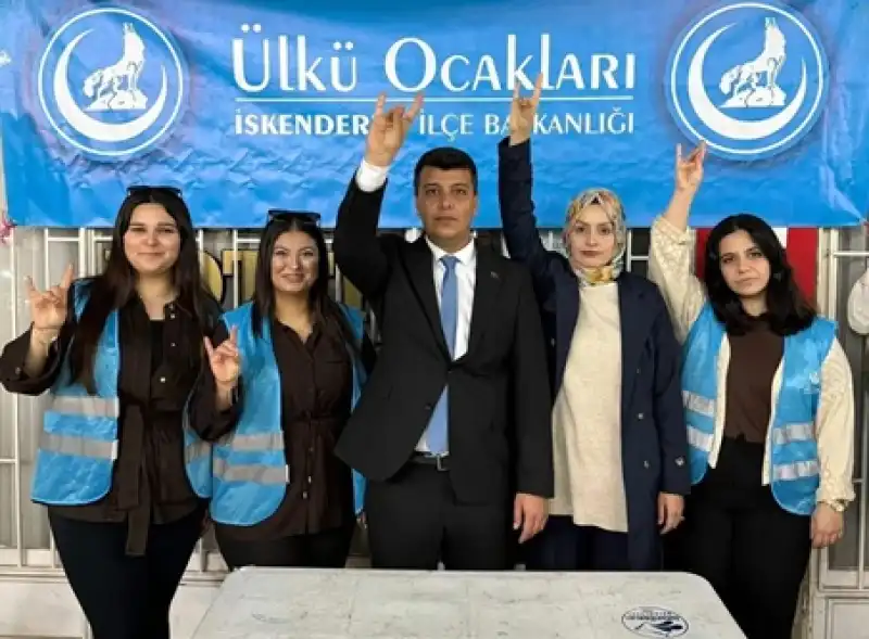 İskenderun’da ülkü Ocakları’ndan Iftar Programı Ve Tatlı Ikramı
