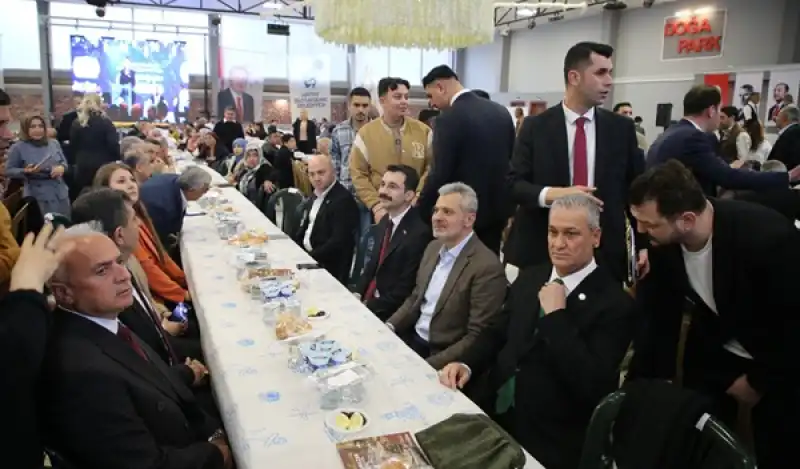 Vatandaşlardan Başkan Öntürk’e Iftar Sonrası Doğum Günü Sürprizi