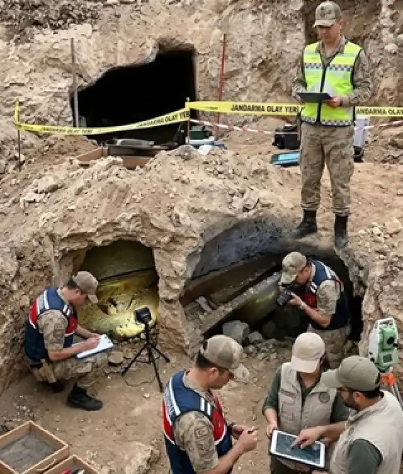 Arsuz’da Yol Çalışmasında Kaya Mezarına Rastlandı