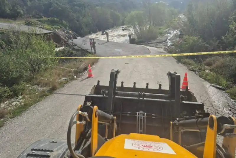 Karaçay Barajı Kapağı Açıldı Yol-köprü çöktü!..