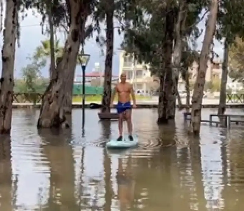 Sokağı Göle Dönen Vatandaş, Tepki Amaçlı “Sörf” Yaptı