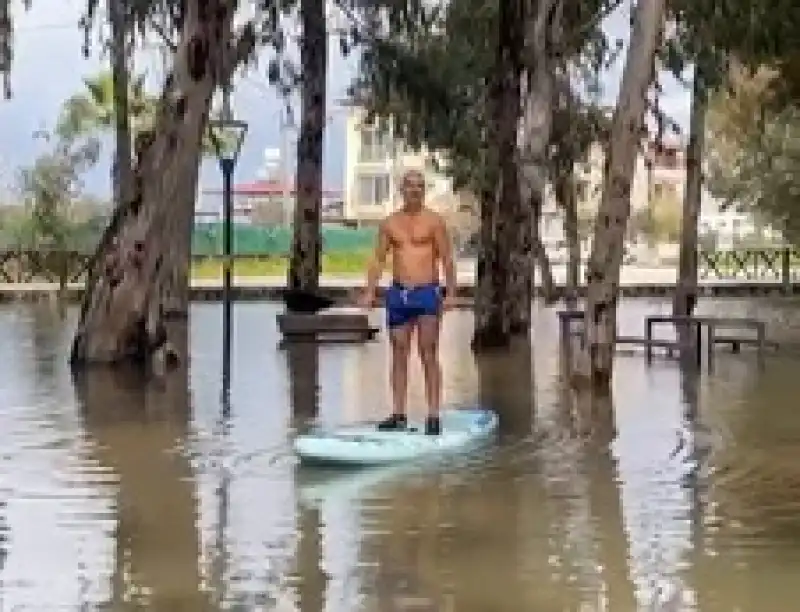 Sokağı Göle Dönen Vatandaş, Tepki Amaçlı “Sörf” Yaptı