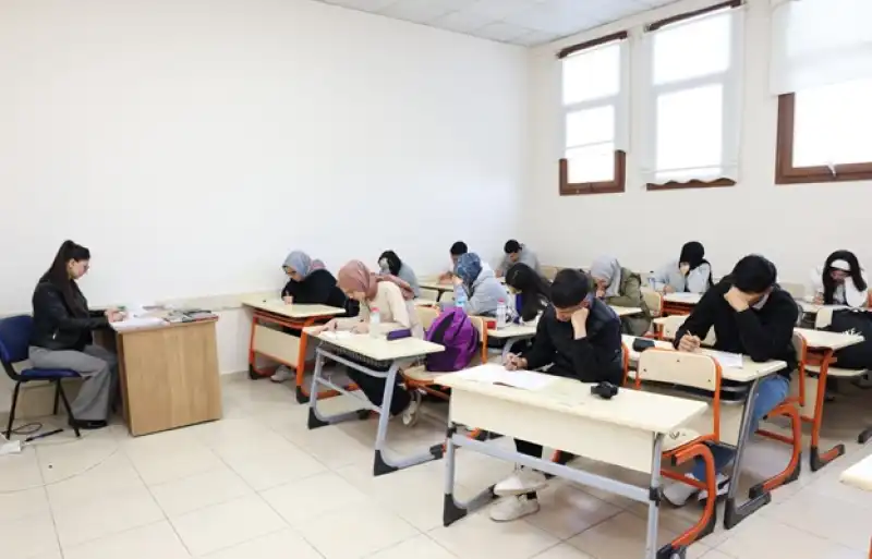 Lise Ve üniversite Yolculuğunda HBB öğrencilerin Yanında