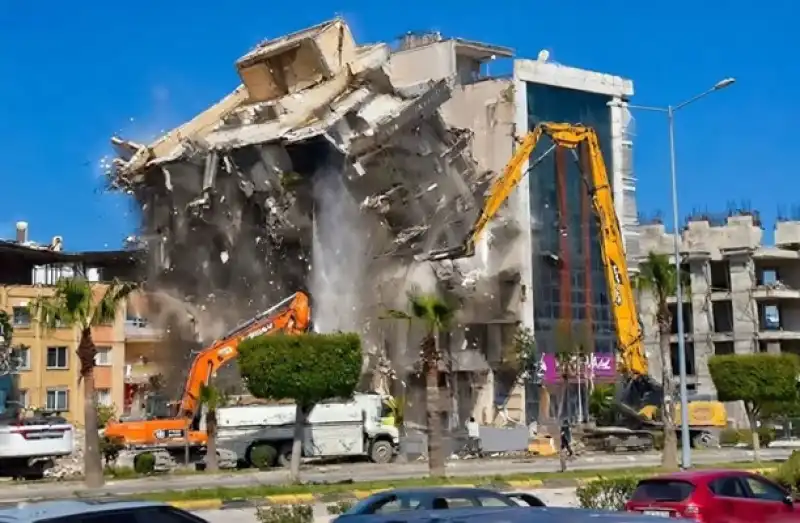 Hasarlı 6 Katlı Bina Saniyeler İçinde Yıkıldı!