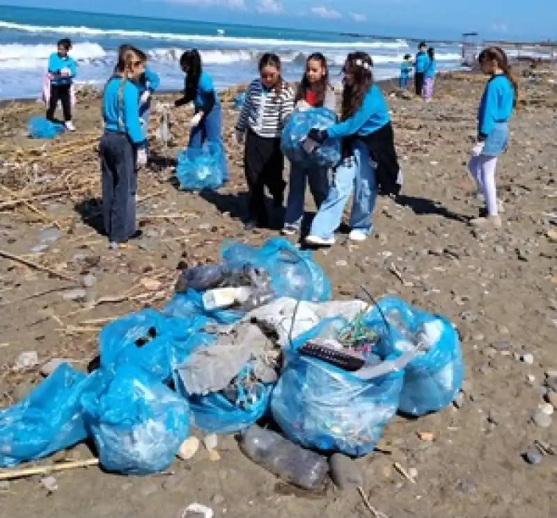 Gözcüler Sahili’nde Örnek Davranış: Temiz Çevre İçin El Ele
