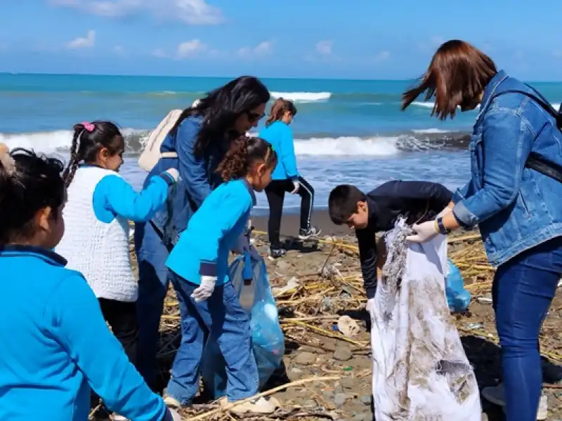 Gözcüler Sahili’nde Örnek Davranış: Temiz Çevre İçin El Ele
