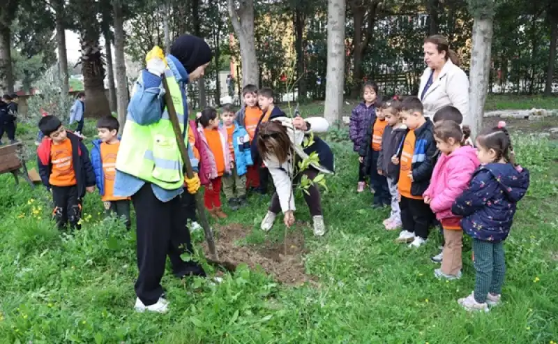 Minikler, HBB Ile Okullarını Ağaçlandırıyor